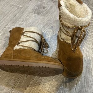 Karalaburra by Ugg  Brown Suede Winter Boots kids size 1 perfect in season boots